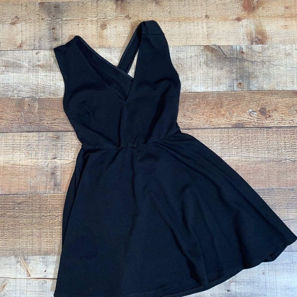 💜 Lulus black cross back peplum top